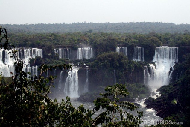 The waterfalls from the Brazilian side