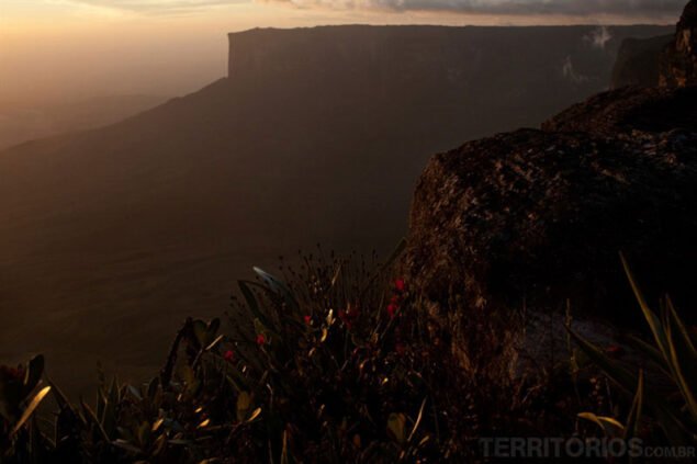 The sunset and neighbour tepui - Kukenán